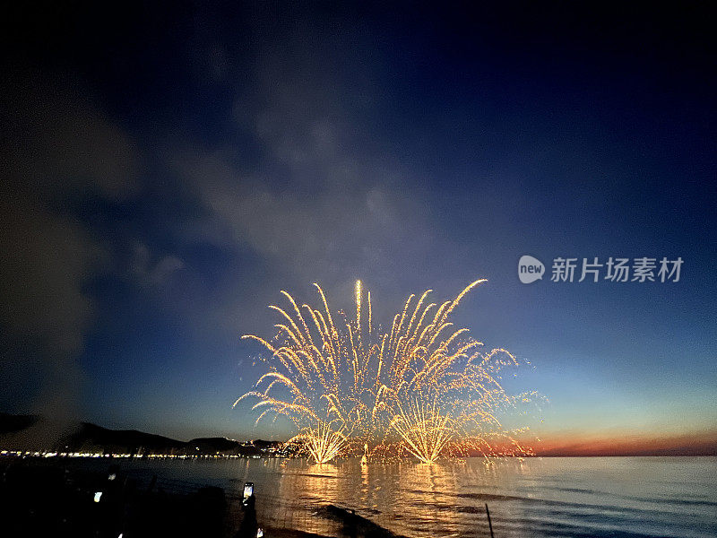 真正的彩色烟花与散景背景。极光庆典/新年庆典